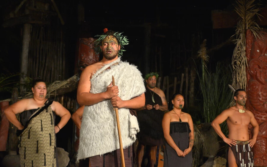 Bár a maori Új-Zéland egyik legöregebb törzse, a közhiedelemmel ellentétben nem az első, amely letelepedett itt. Ez a kiváltság a moriori törzsé volt, amely a Chatham-szigetekről érkezett valamikor 1000 és 1600 között. A törzs alkalmazkodott a kegyetlen új-zélandi környezethez, ám amikor a maorik megérkeztek, lemészárolták a moriorikat, a túlélőket pedig rabszolgákká tették.