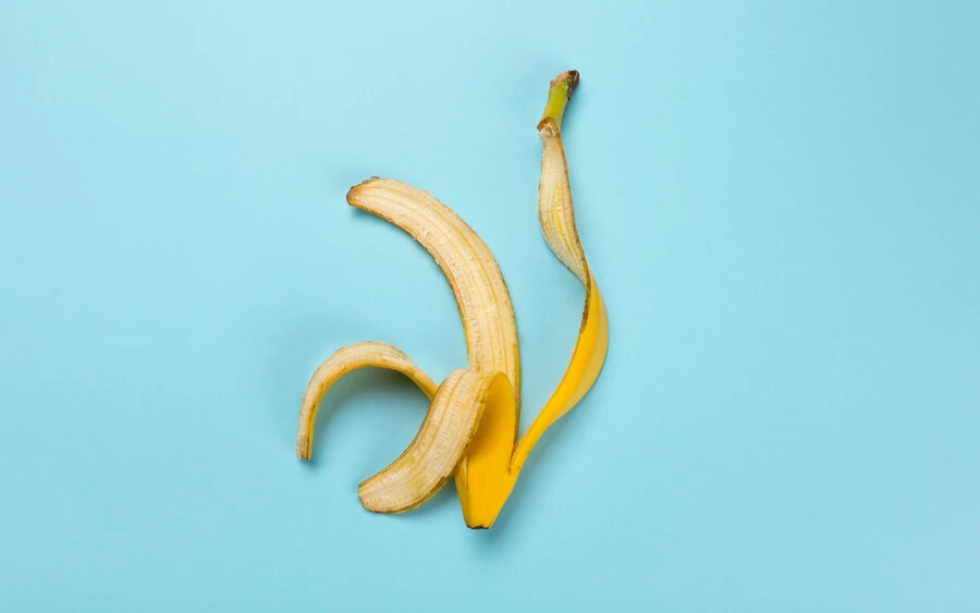 Természetes rovarcsapdát is készíthetsz banánhéjból, ami bár nem szabadít meg örökre a bosszantó rovaroktól, jelentősen csökkenti a számukat. A banánhéjat vágd kisebb darabokra és öntsd fel ecettel. A csapda elkészítéséhez szükséged lesz még egy jól zárható edényre, például egy étteremből elhozott levesesdobozra. Vágj az edény nyílása közelében akkora lyukakat, hogy a rovar beférjen rajta, és kész a biocsapdád.