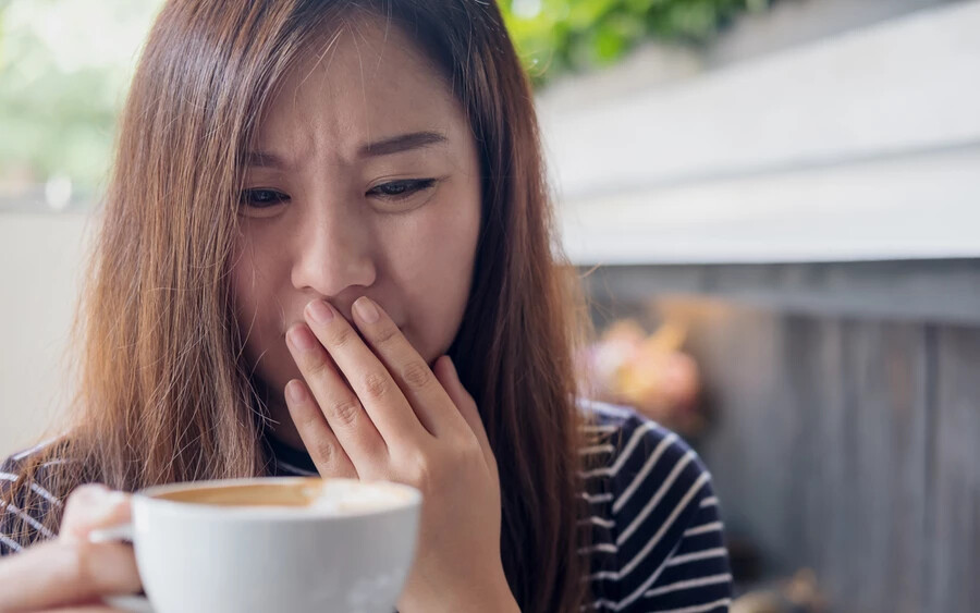 A National Coffee Association szerint ameddig a kávé íze, illata és állaga normálisnak tűnik, addig nyugodtan fogyasztható. A legszigorúbb értelmezés szerint azonban maximum 4 óránk van elfogyasztani a már lefőzött kávét, mert minél tovább várunk vele, annál nagyobb a baktériumok elszaporodásának kockázata.
