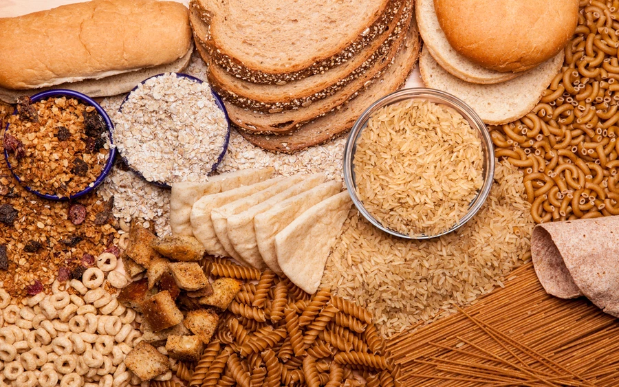 Teljes kiőrlésű gabonafélék: A teljes kiőrlésű gabonafélék, például a zab, a hajdina, a barnarizs és a teljes kiőrlésű kenyér lassabban szívódnak fel a szervezetben, így kisebb hatással vannak a vércukorszintre.