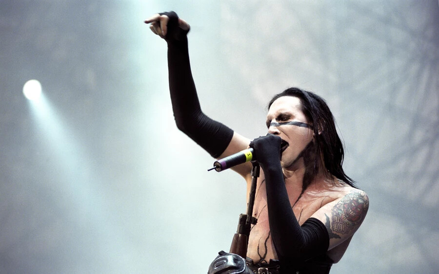 A Rolling Stone szerint kiskorú ellen elkövetett erőszakkal vádolja egy meg nem nevezett sértett Marilyn Mansont. 