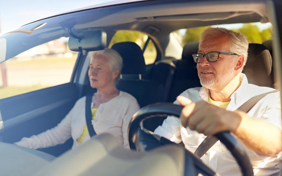 Mint a portál írta, az egyes tagállamokon múlik, hogy elegendő-e, ha egyszerűen "meggyőződnek" arról, hogy a járművezető alkalmas-e a vezetésre, vagy vizsgát írnak elő. Szlovákiában már minden 65 éves vagy annál idősebb járművezető esetében orvosi igazolásra van szükség a vezetéshez. 