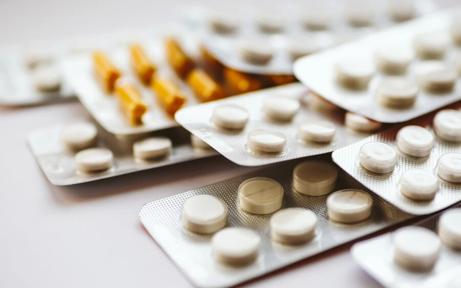 A legnagyobb szlovákiai online bazárban még most is rengeteg gyógyszert találhat. „Eladó Neurol 1 mg és Stilnox 10 mg, ára 40 euró” – írta egy kassai hölgy. Mindkét gyógyszer vényköteles, és a gyógyszertárakban már régóta hiány van belőlük.