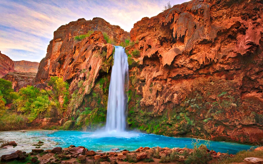 Havasu-vízesés: A Grand Canyon nem tartozik Amerika nedvesebb helyszínei közé, így az itt található Havasu-vízesés nyugodtan nevezhető természeti csodának. Tiszta, kék vizét vörös kövek ölelik körül, olyan látványt alkotva, ami egyeseknek giccs, másoknak viszont a természet csodálatos tánca.