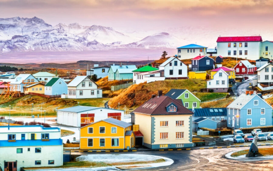 Izland az Unicef rangsorában a második helyen végzett. Luxemburgnak sikerült megszereznie az első helyet, de viszonylag kis népessége miatt a Bloomberg úgy döntött, hogy kihagyja, és csak a nagyobb országokra koncentrál. A 2017-es adatok szerint Izland a GDP 1,8 százalékát költötte oktatásra és gyermekkori gondozásra.