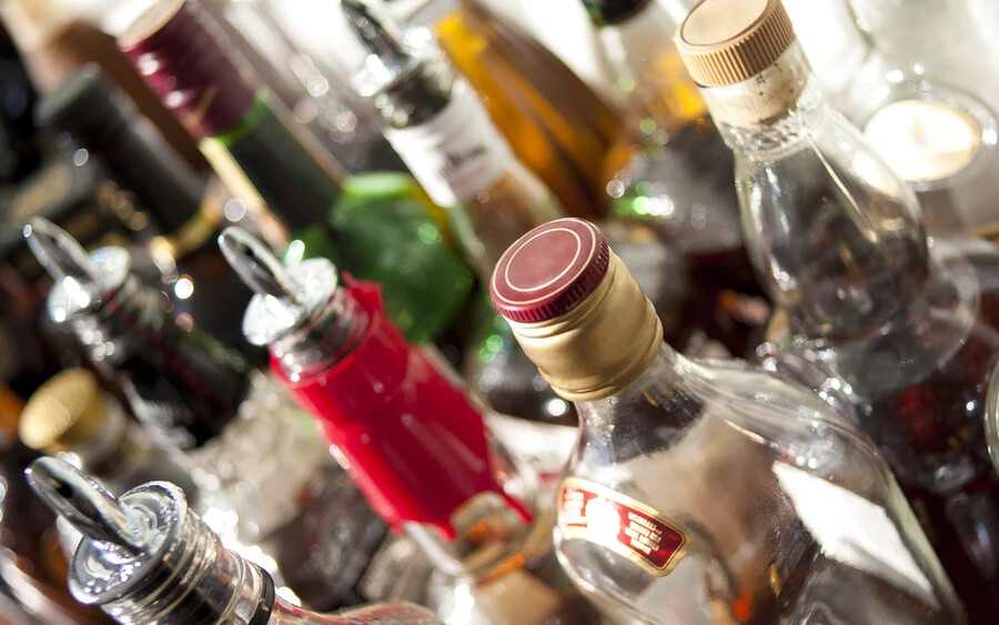 „Az Egészségügyi Világszervezet egyik alapvető ajánlása az alkoholfogyasztás egészségügyi következményeinek csökkentésére az alkoholtartalmú italok árának emelése. Ez a gyakorlatból származó bizonyítékokon alapul” – mondta Ľubomír Okruhlica, az egészségügyi minisztérium kábítószer-függőséggel foglalkozó fő szakértője. 