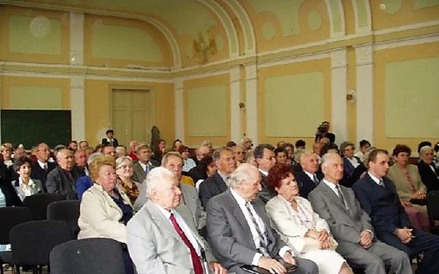 A 2004 decemberében megjelent Komáromi Öregdiák 1. hírlevelében számoltak be a 2004-es ünnepségről (a fotón a megjelent öregdiákok és vendégeik)