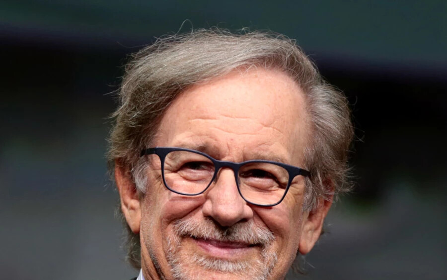 Steven Spielberg Mindkét nagyapja Ukrajnából származik. Akárcsak Steven Tyler, ő is az ukrán borscsra esküszik.