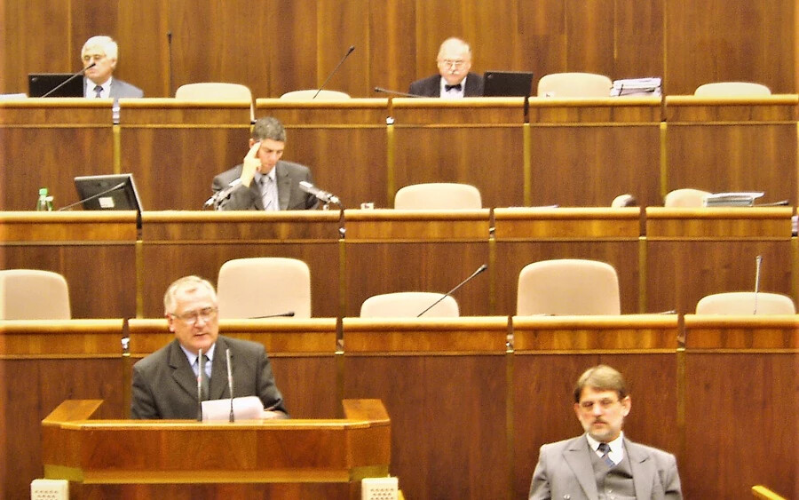 Heves vita után, a Selye János Egyetem megalapításáról szóló 465/2003 számú törvényt 2003. október 23-án szavazta meg a parlament. 77-en szavaztak a törvény elfogadása mellett, 49-en ellene, és 7-en tartózkodtak. A kép előterében Albert Sándor, a törvénytervezet  előadója, mellette (jobbra) Martin Fronc miniszter, a törvénytervezet beterjesztője. Mögöttük az ülésvezető Bugár Béla, a parlament alelnöke.