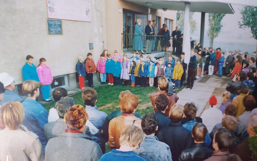 Az első Jedlik Ányos Emlékünnepség Szímőn. Az iskola épületénél emlékeztek a jeles fizikusra, feltalálóra, bencés papra.