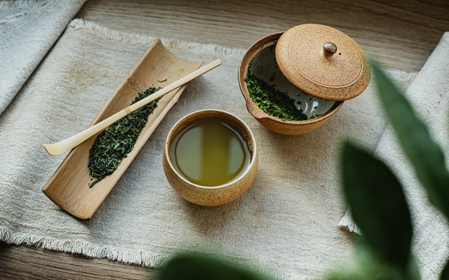 Zöld tea – A zöld tea antioxidánsokban gazdag, amelyek segíthetnek a zsírégetésben és a kalóriaégetés fokozásában. Emellett a koffein és a katechinek is hozzájárulhatnak a fogyáshoz.