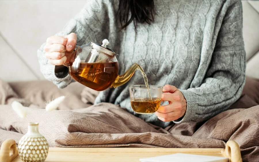 Sokan elkövetjük azt a hibát, hogy nem iszunk eleget, pedig a téli hónapokban is fontos, hogy megfelelő mennyiségű folyadékot fogyasszunk. Különösen hasznos lehet ilyenkor például egy meleg tea.