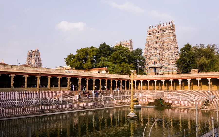 Meenakshi-templom (India): Madurai városának középpontjában található ez a hatalmas, 180 ezer négyzetméteres templom, mely a dravida kultúra ékköve, és olyan embereknek állít emléket, akik 6000 évvel ezelőtt telepedtek itt le.