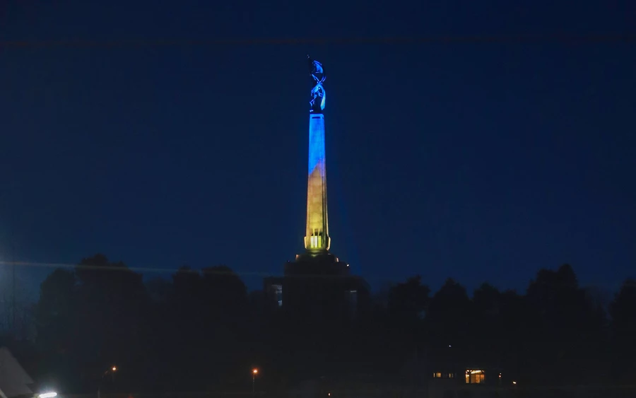 Ukrán nemzeti színekben pompázik a Slavín (FOTÓK)