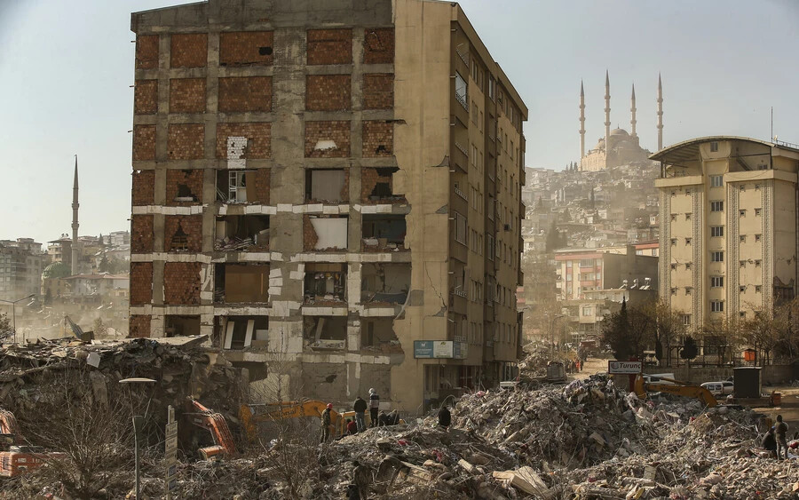 A romániai rengés egy héttel a török-szíriai katasztrófa után történt, amelynek a legfrissebb hivatalos adatok szerint 31 643 áldozata van Törökországban, Szíriában pedig mintegy 5900 ember vesztette életét - jelentette az Egészségügyi Világszervezet (WHO). Az Egyesült Nemzetek Szervezete (ENSZ) szerint a földrengés áldozatainak száma meghaladhatja az 50 000-et.