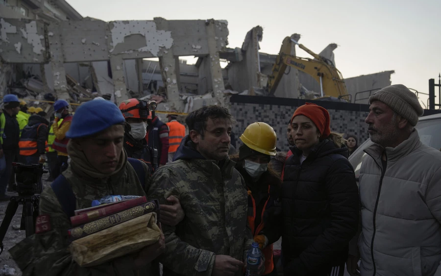 A török-szíriai határ közelében történt hétfői földrengés halálos áldozatainak száma tegnap több mint 17 ezerre emelkedett. Az egyik áldozat cseh állampolgár, aki Törökországban élt. A mentők még mindig próbálják a lehető leggyorsabban kihozni a túlélőket a romok alól.