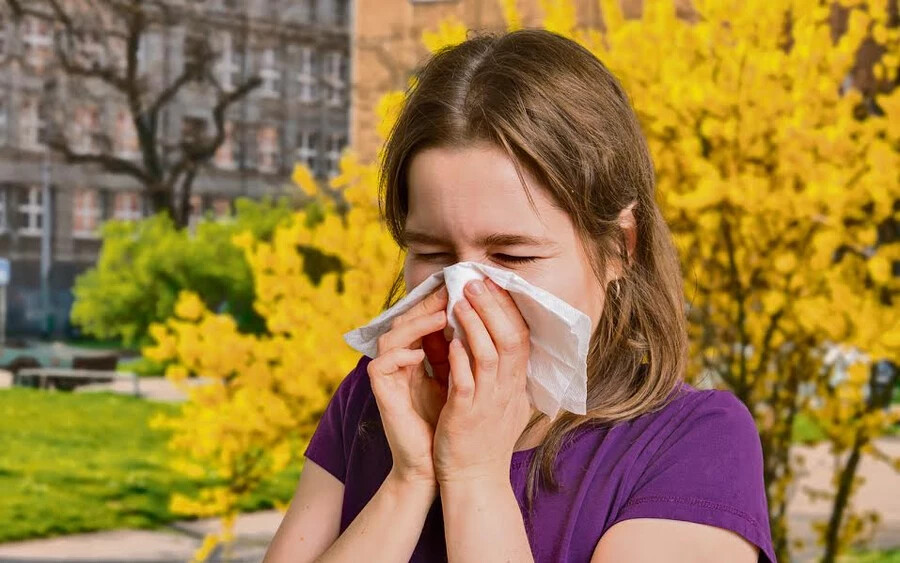Az allergia olyan állapot, mely során a szervezet túlzottan reagál bizonyos anyagokra, amelyek általában nem jelentenek problémát a többi ember számára. Tavasszal az allergiaszezon ismét beköszönt, amikor a növények virágoznak, a pollen és a por felszáll a levegőbe. Az allergiás tünetek, mint az orrfolyás, tüsszögés és a szemviszketés, sokakat érintenek. Az alábbiakban mutatunk öt hasznos tanácsot, amellyel sikeresen védekezhetünk!