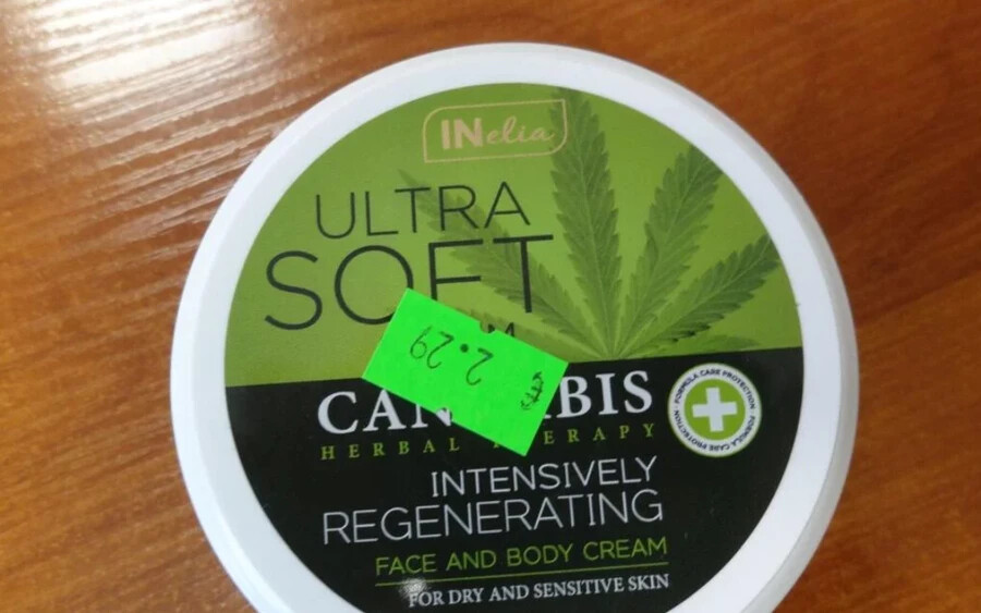 Az egyik ilyen kozmetikum a száraz és érzékeny bőrre ajánlott „Ultra Soft Cannabis“ névre hallgató krém. A készítmény butilfenil-metilpropionált tartalmaz, amely károsíthatja a reproduktív rendszert és bőrérzékenységet okozhat.
