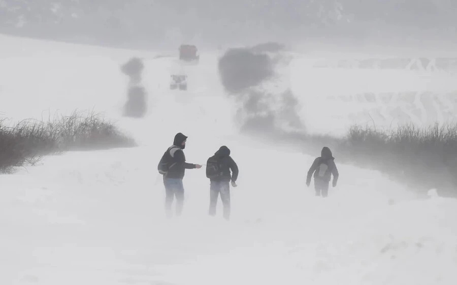 A meteorológusok figyelmeztetéseket adtak ki, többnyire csütörtök estig. A Zsolnai kerületben és a Poprádi járásban 12 órán belül akár 15 centiméternyi új hó is hullhat. „Összességében az egész időszak alatt a hótakaró időnként elérheti a 30–50 centimétert” – mondták a meteorológusok.