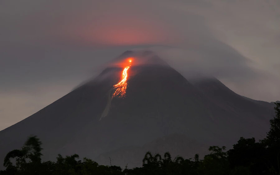 Merapi: Ez a kúp alakú indonéziai vulkán nem véletlenszerűen kapta a nevét; valóban egy tüzes hegy, mely a helyiek szerint bármelyik pillanatban kitörhet.