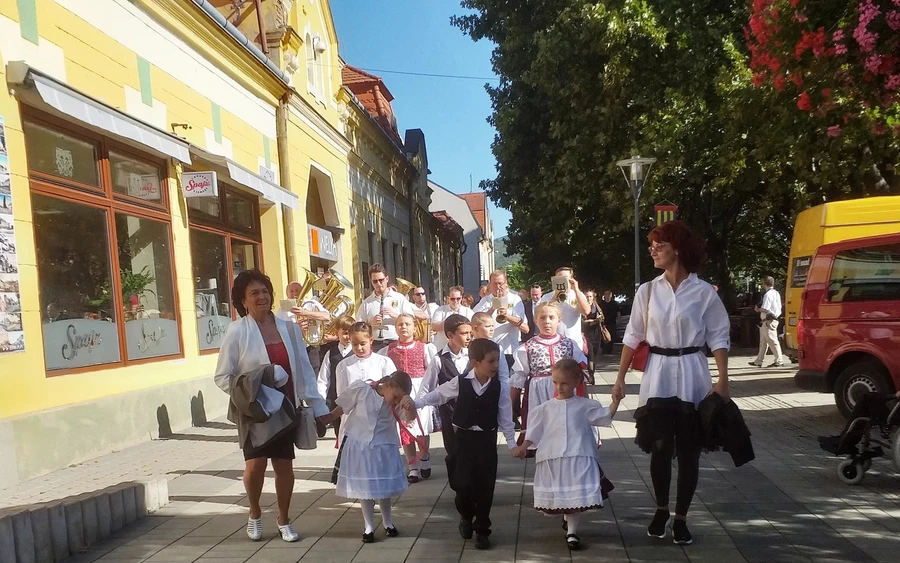 Népviseleti felvonulással érkeztek a korzóra.