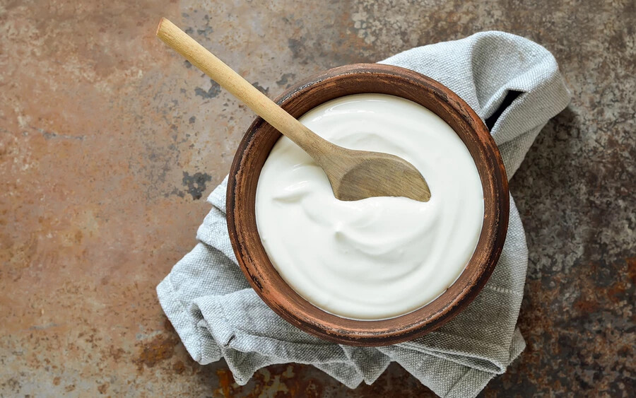 Joghurt: Tökéletes reggeli, főleg ha egyéb, energizáló italokhoz fogyasztjuk, melyeknek hozzájárulhat a hatásához. Bizonyos joghurtok (mint például a görög) a cukrok mellett proteint is tartalmaznak, tehát nemcsak feldobnak, de fel is töltenek.