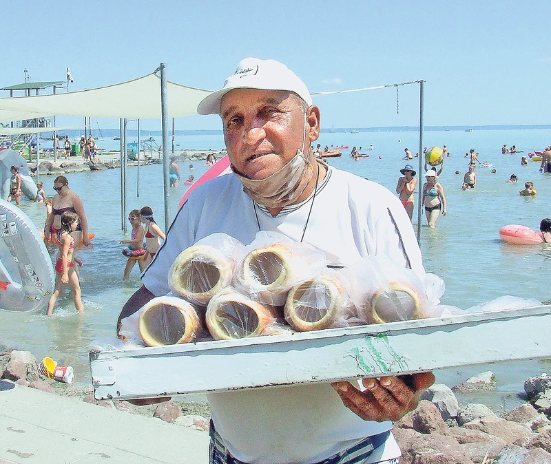 „Szuper a kürtőőős…”! És 1000 forint. Lakatos Bélát 25 éve mindenki ismeri ezen a strandon.