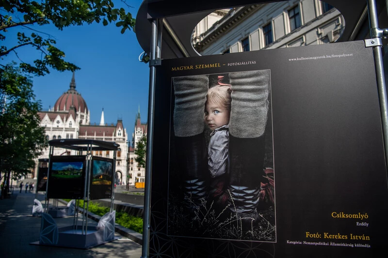 A Magyar szemmel című fotópályázat képeiből összeállított kültéri kiállítás az Összetartozás Emlékhelye mellett a nemzeti összetartozás napján, 2021. június 4-én.