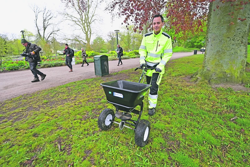 Trágyázás újságírók kíséretében