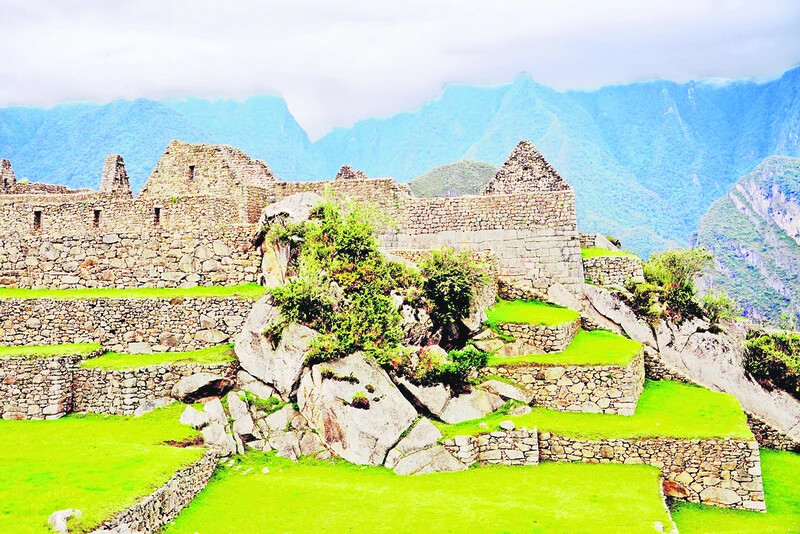 A sziklatömbökben látható a törések hálózata, amelyek be vannak építve a Machu Picchu szerkezeteibe. A törésvonalak segítették a térségre jellemző intenzív esőzés csapadékának az elvezetését.