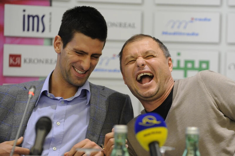 Sajtóértekezleten a szerb teniszező és edzője. Pozsony 2012 novembere.
