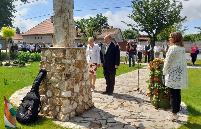 Algeyer Rozália és Polák László megkoszorúzzák az emlékszobrot (A szerző felvétele)