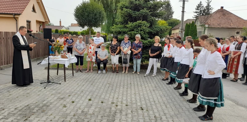 Ünnepélyes keretek közt szentelték fel az új kenyeret (a szerző felvétele)