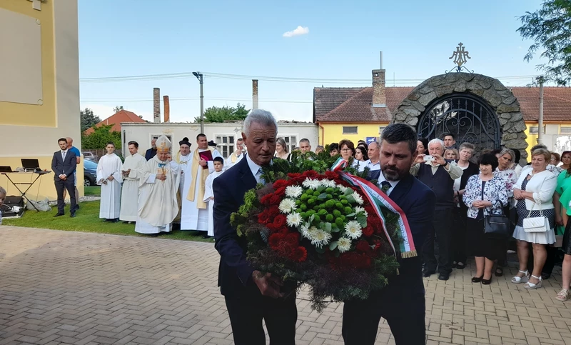 Minden küldöttség és a helyi intézmények vezetői, valamint magánszemélyek is elhelyezték koszorúikat (A szerző felvétele)