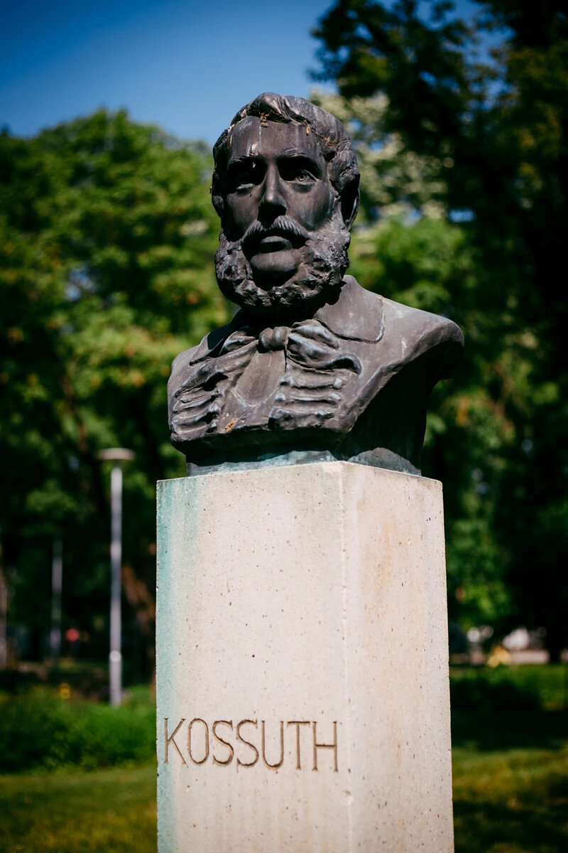 Pálfy Gusztáv szobrászművész Kossuth Lajost ábrázoló alkotása Kiskunfélegyházán.