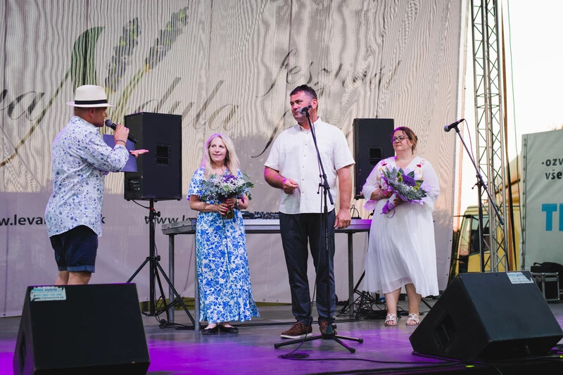 A képen balról jobbra Bernáth Tamás a rendezvény műsorvezetője, Takács Tímea, Nagy Zsolt és Kacz Éva polgármester (Bartos Christofor felvétele)