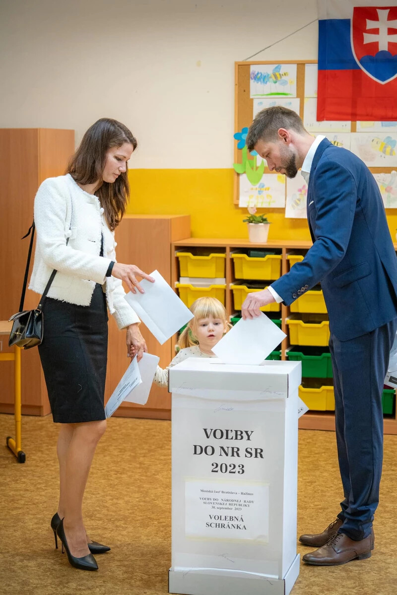 Michal Šimečka, a Progresszív Szlovákia (PS) elnöke családjával érkezett választani.