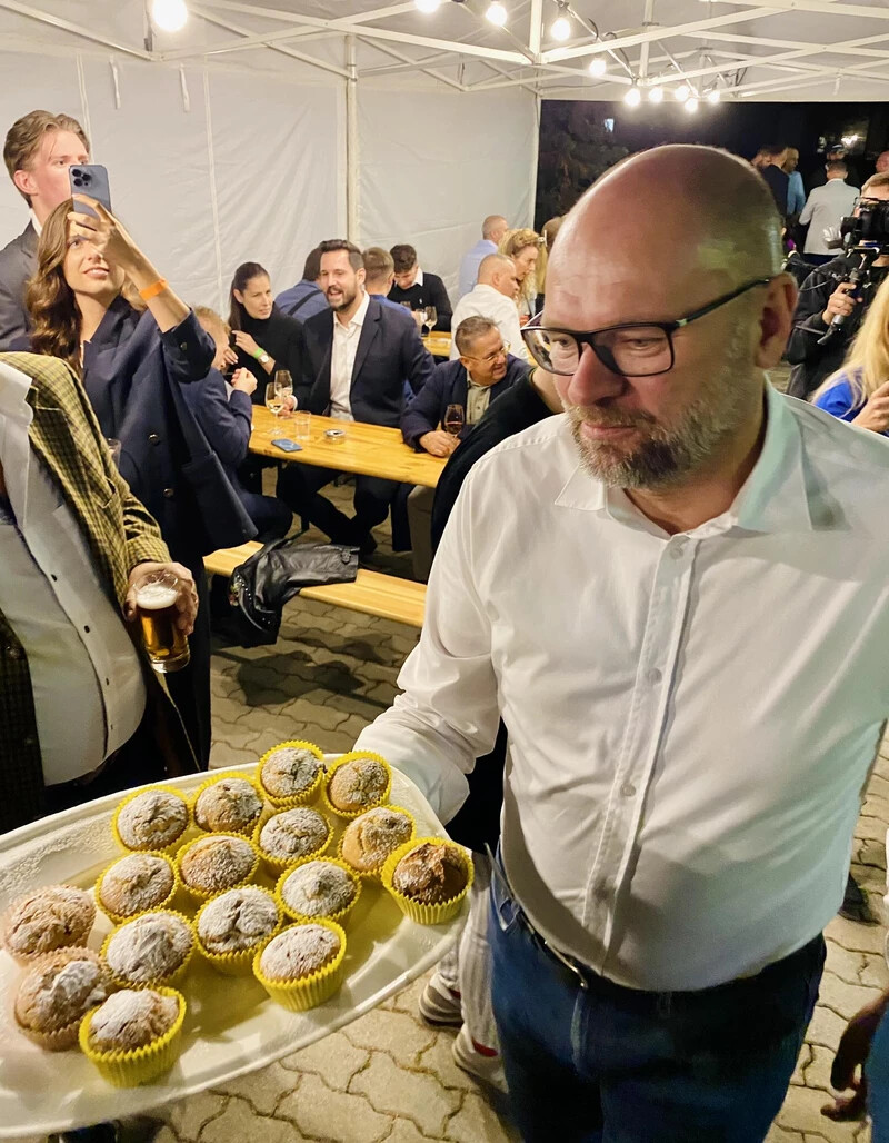 Richard Sulík (SaS) az exit poll eredményeire egyelőre nem reagált, helyette azonban „frissen sült muffinnal” kínálta a vendégeket.
