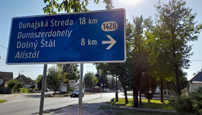 A község központjában két új kétnyelvű táblát helyeztek el (A szerző felvétele)