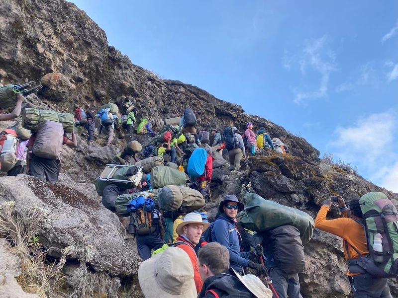 Tömeg a Barranco-falnál.