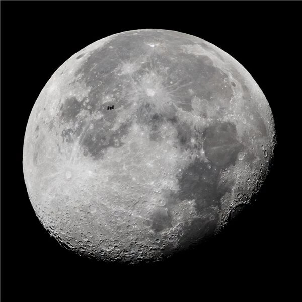 A nap képe: A Nemzetközi Űrállomás elhalad a Hold előtt