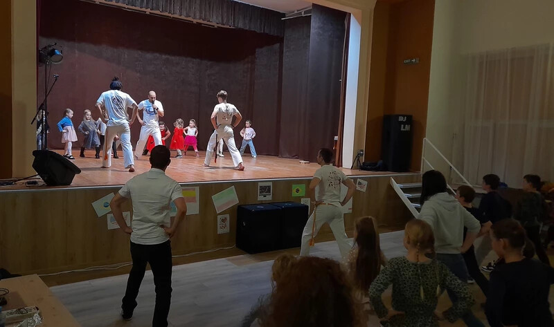 Capoeira harcművészeti táncba a gyerekek mellett több felnőtt is bekapcsolódott (A szerző felvétele)
