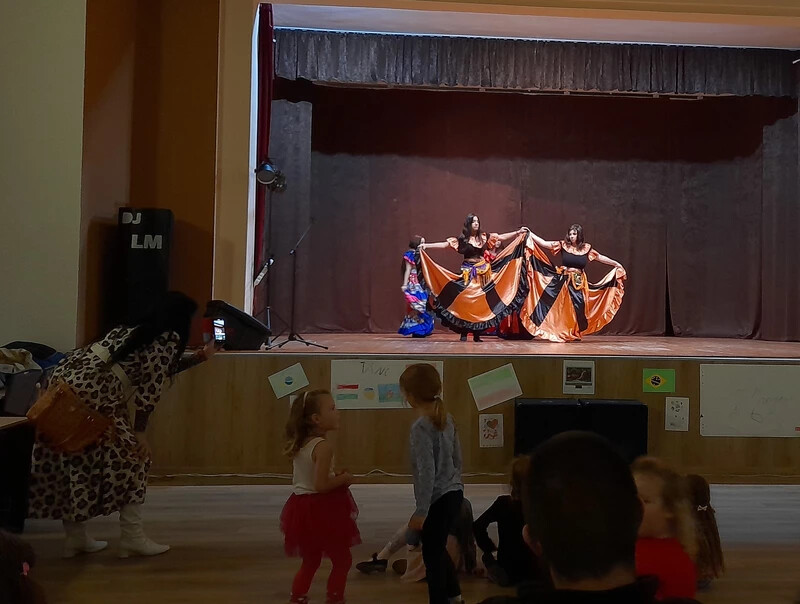 A roma táncot az Ekecsi egyesített iskola táncköre mutatta be (A szerző felvétele)