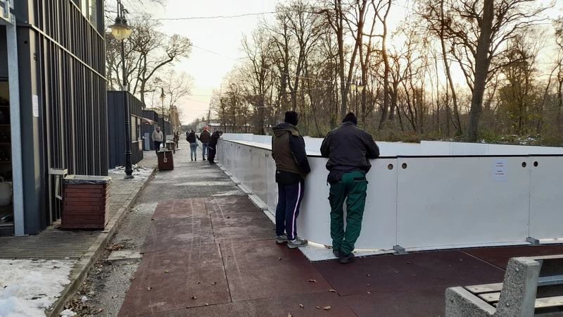 Nyitás előtt elhelyezték a padokat a pálya mellett, ahol könnyedén felvehetik a korcsolyákat (A szerző felvétele)