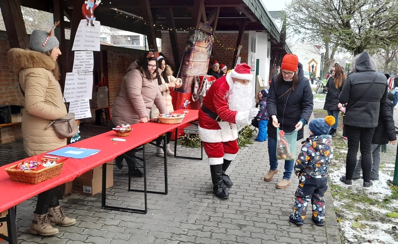 Csillogó szemmel várták a Mikulást (A szerző felvétele)