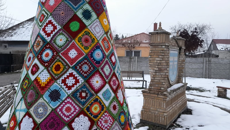 A tarka karácsonyfán szinte minden kocka más-más mintázatú (A szerző felvétele)