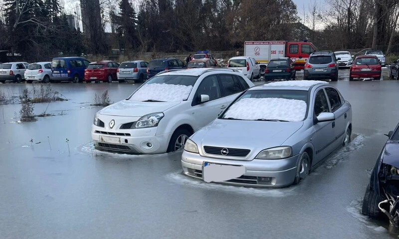 A ligefalusi Kočánkova utcában az eső és az elolvadt hó következtében autók kerültek víz alá.