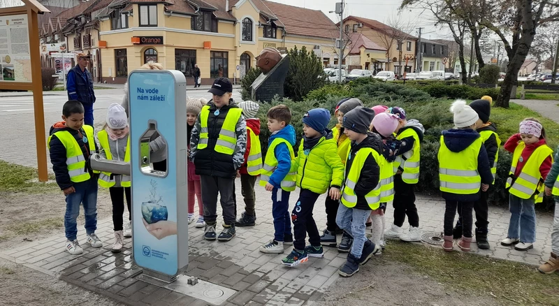 Minden gyerek egyenként kipróbálhatta az új, többfunkciós ivókutat (A szerző felvétele)