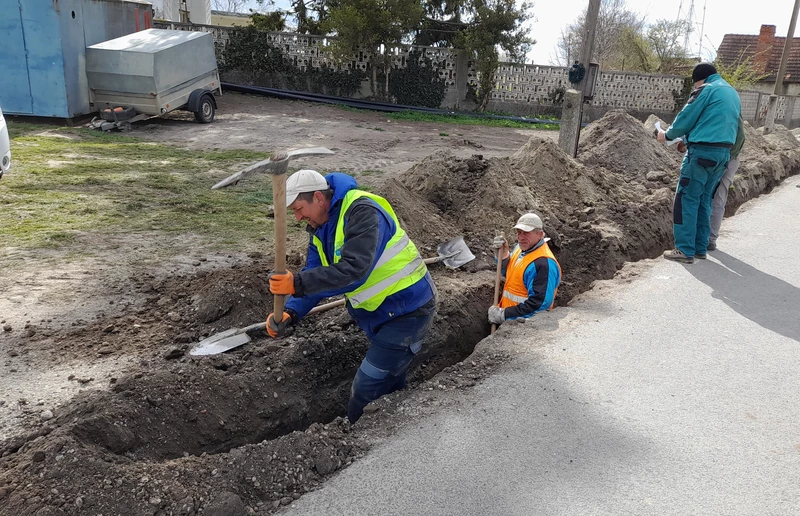 Az új utak elkészítéséhez először a víz- és szennyvízhálózatot fejezik be a még elmaradt területeken (A szerző felvétele)