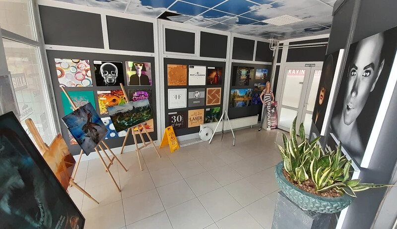 Az irodaépület aulája kiállítóteremként mutatja be az eddigi referenciákat (A szerző felvétele)